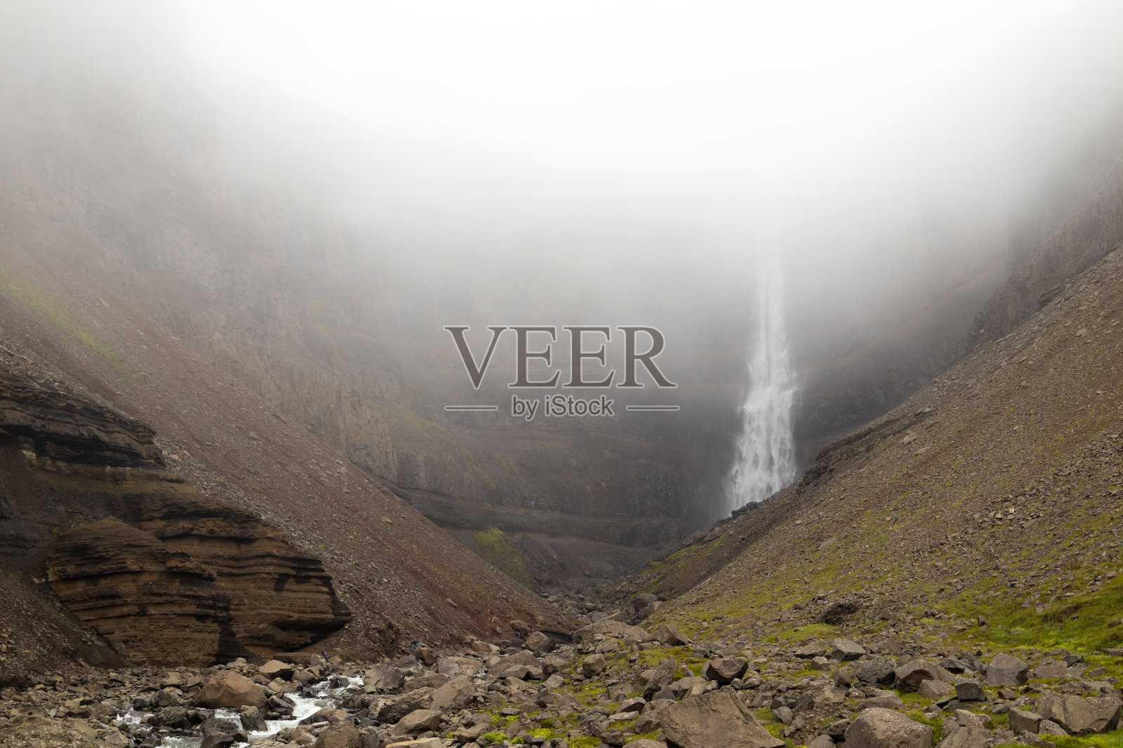 冰岛东部神秘的亨吉福斯瀑布云图。夏季徒步旅行。照片摄影图片