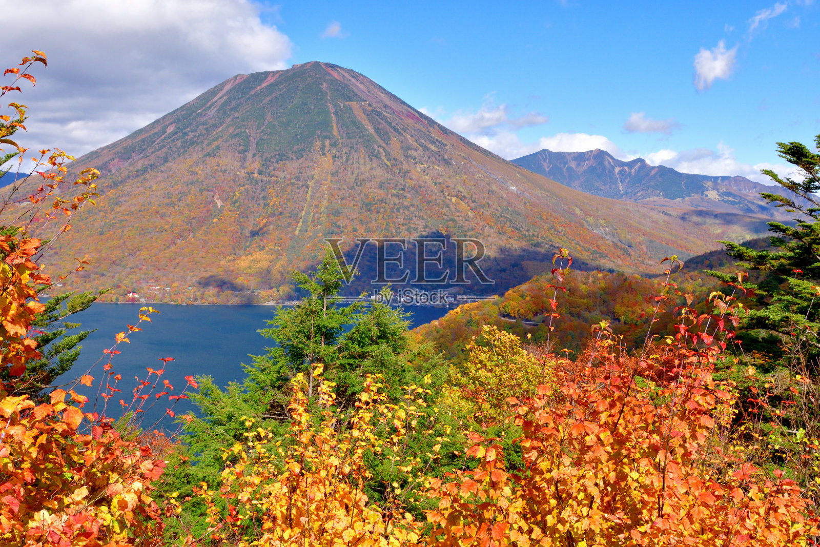 日航国家公园中禅寺湖和南台山秋叶色照片摄影图片