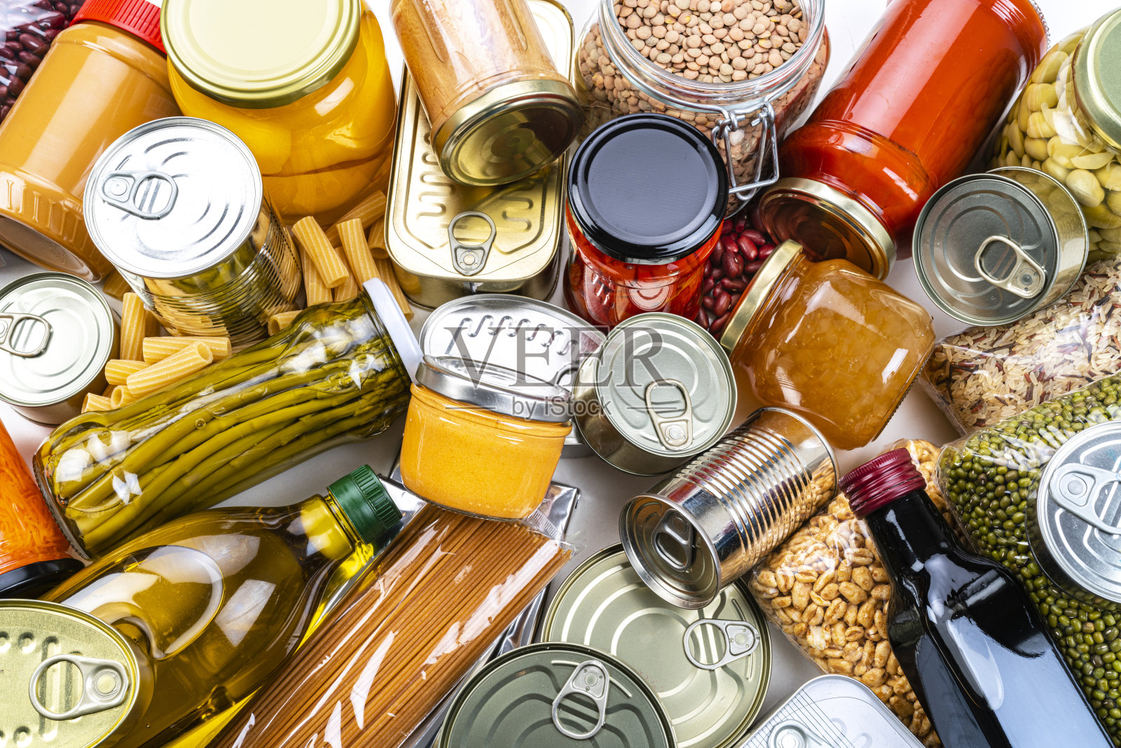 不易腐坏的食品背景:罐头食品，保存物，酱料和油。顶视图。照片摄影图片