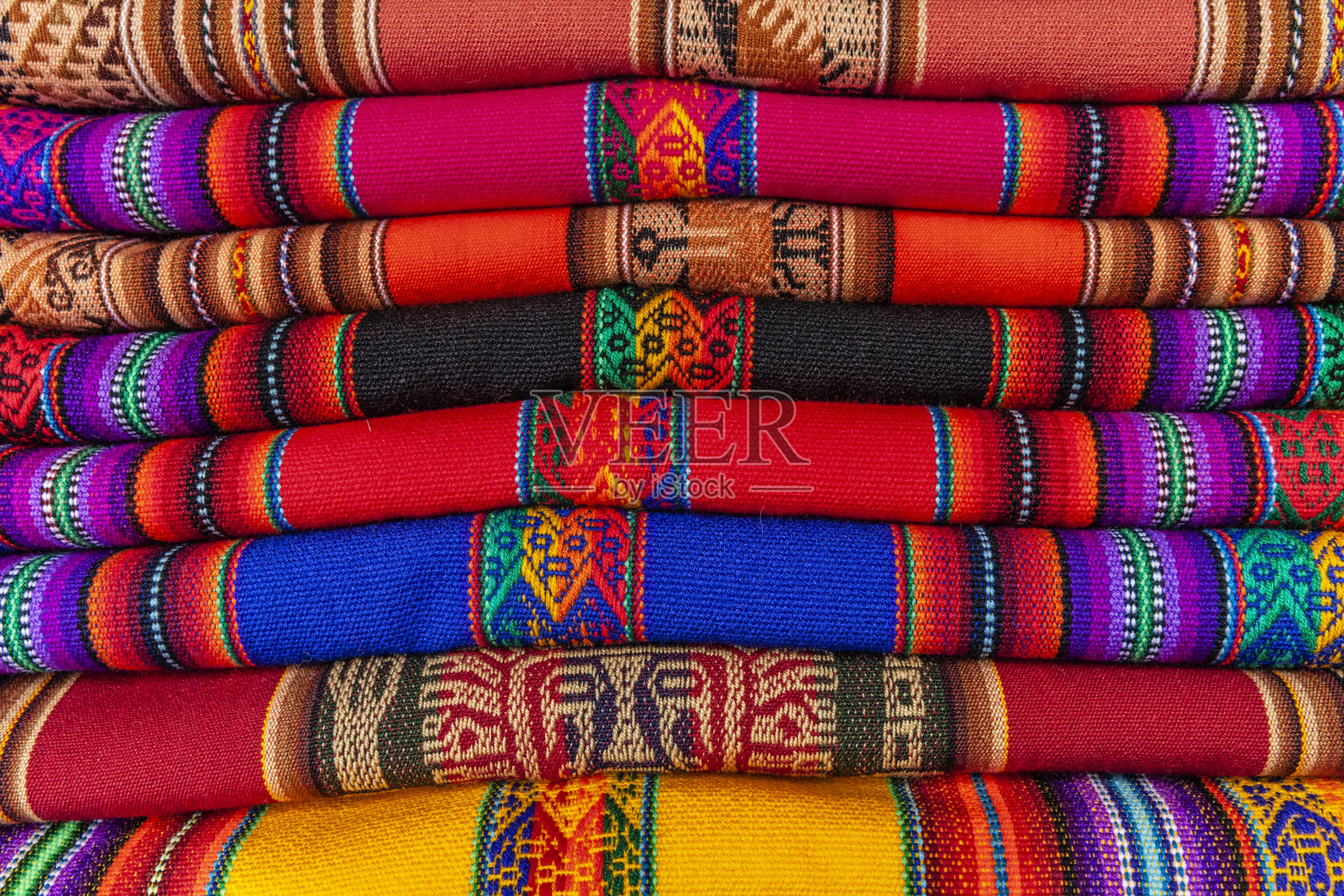 五颜六色的秘鲁织物，印加的圣谷照片摄影图片