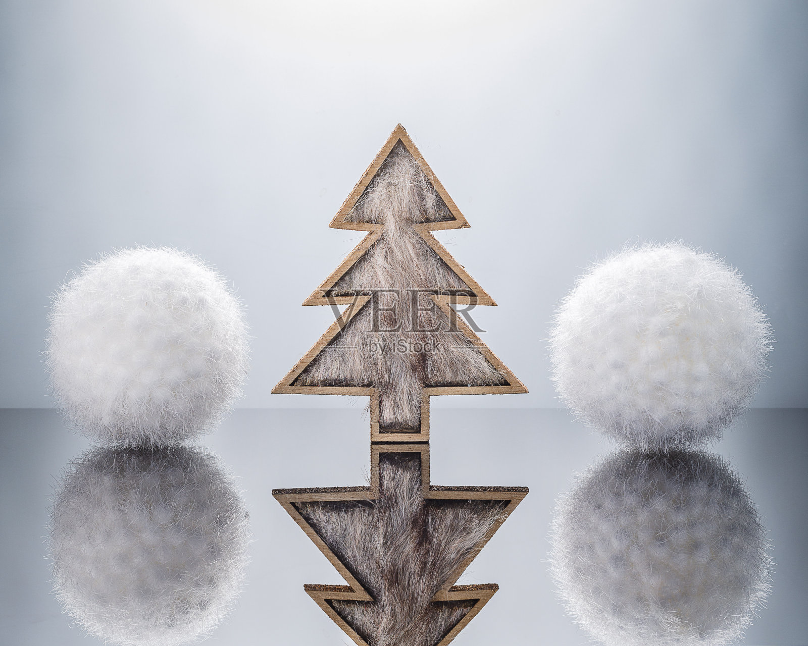 圣诞树和镜子表面的雪球，复制文字的空间照片摄影图片