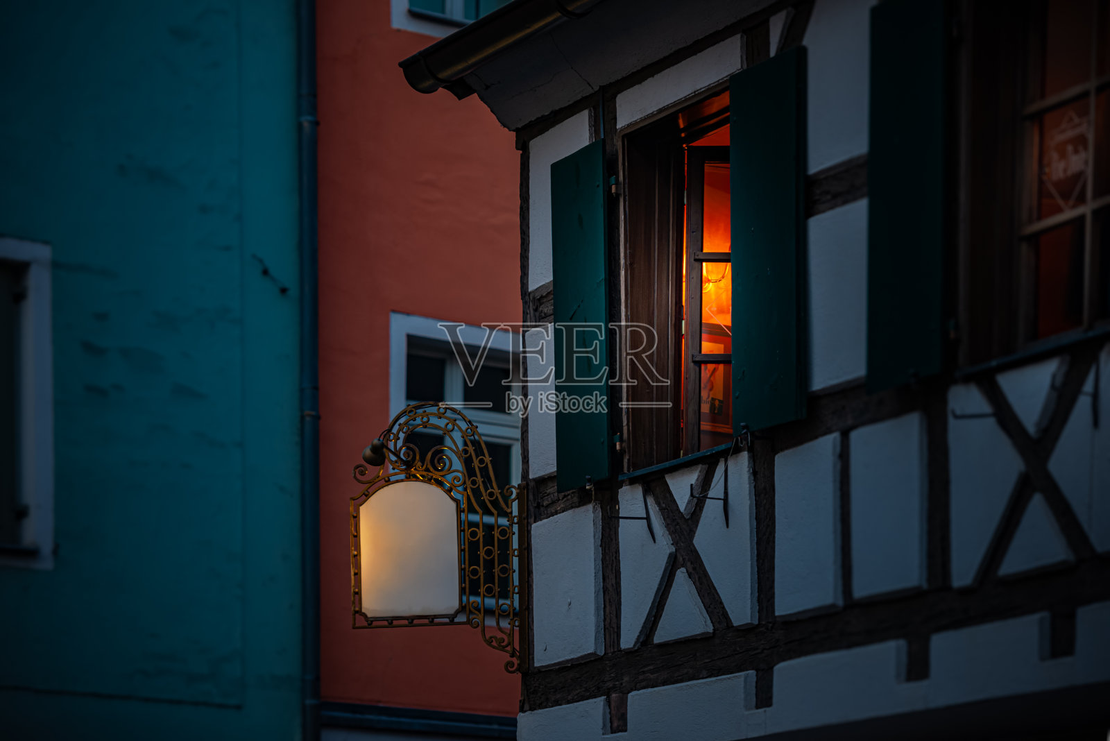 黄昏的老城景色，窄小的巷子，和煦的窗光。德国，巴伐利亚，欧洲旅行。照片摄影图片