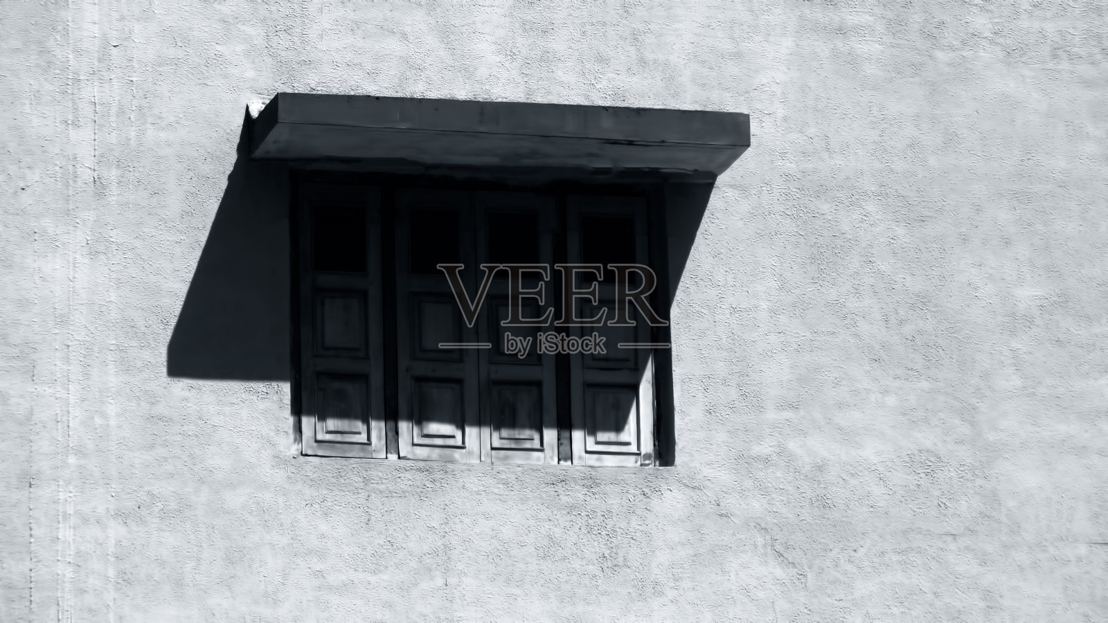 拍摄的是一个旧的学校类型的窗户在一个旧建筑内的黑白。照片摄影图片