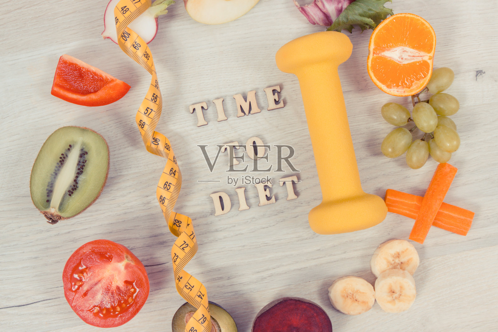 题词以饮食、果蔬、哑铃和卷尺测量、健康生活方式理念照片摄影图片