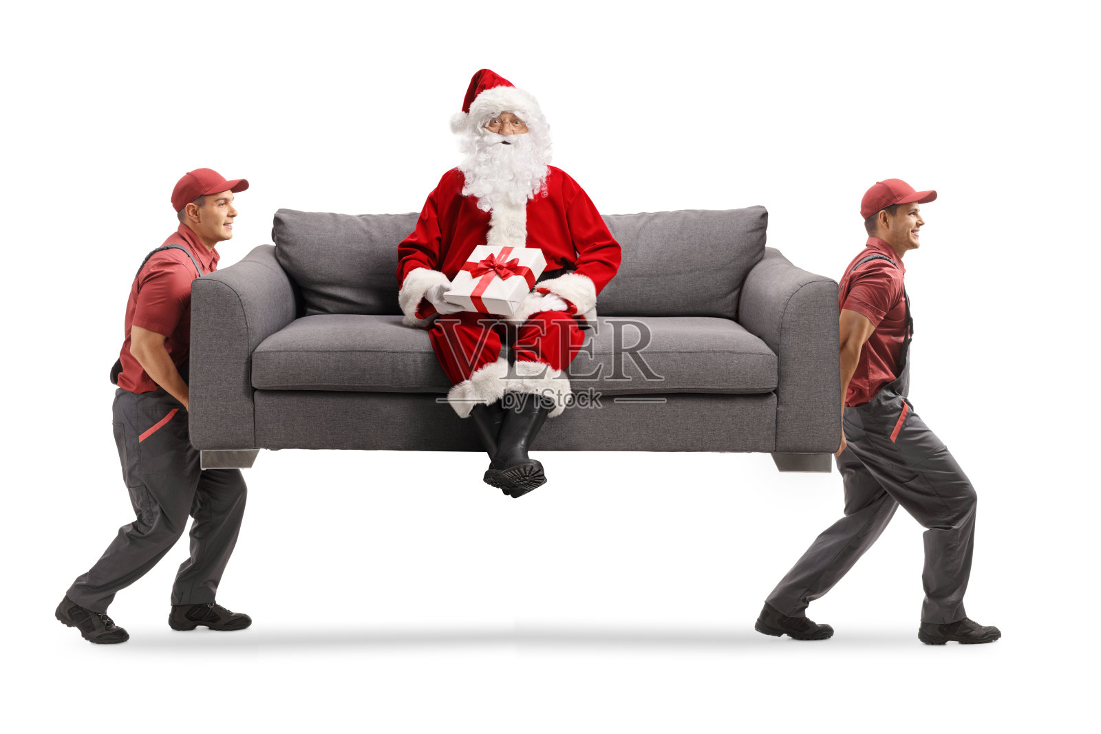搬运工们搬着一个沙发，上面坐着圣诞老人，手里拿着一个礼品盒照片摄影图片