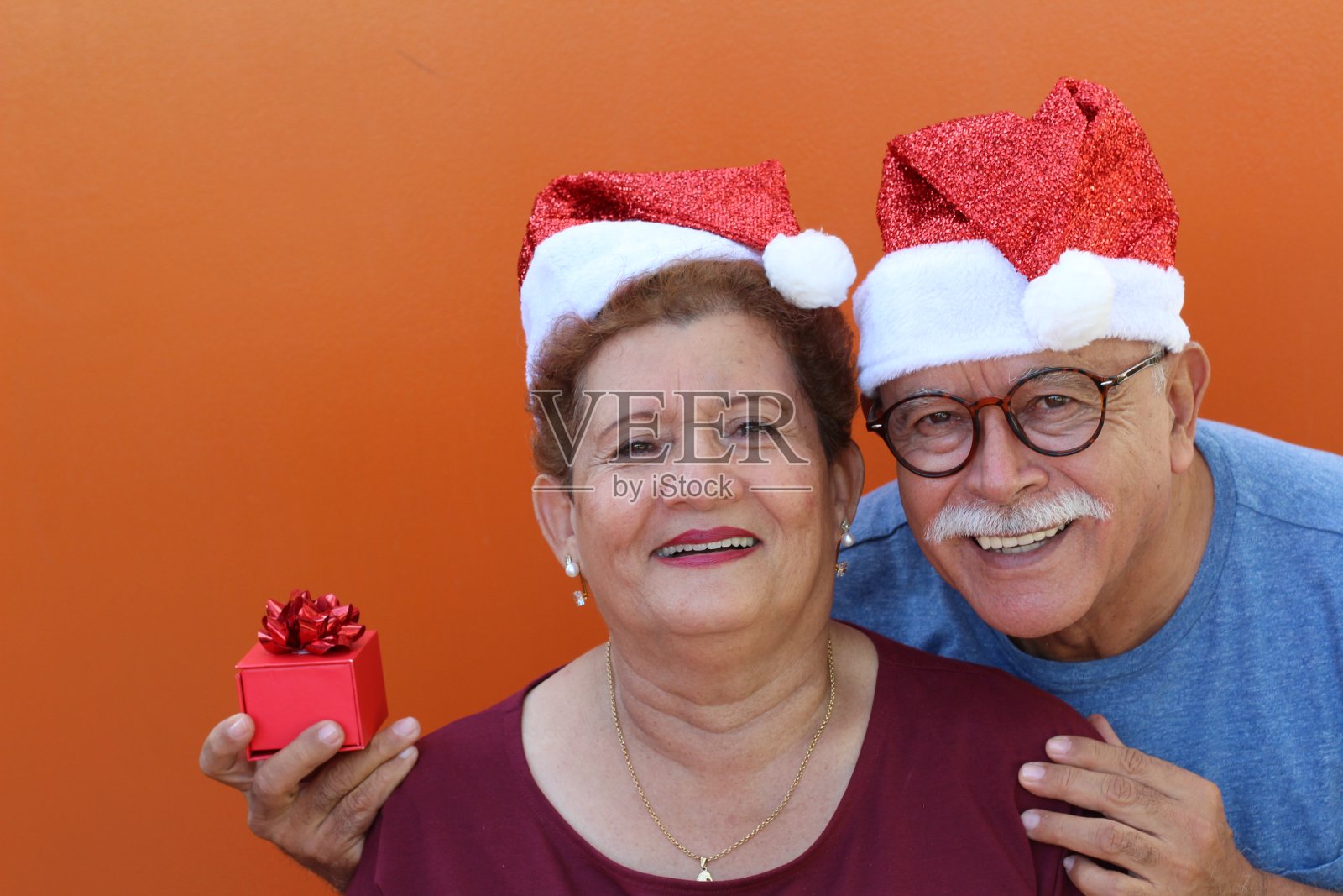 圣诞节期间一对欢乐的老年夫妇照片摄影图片