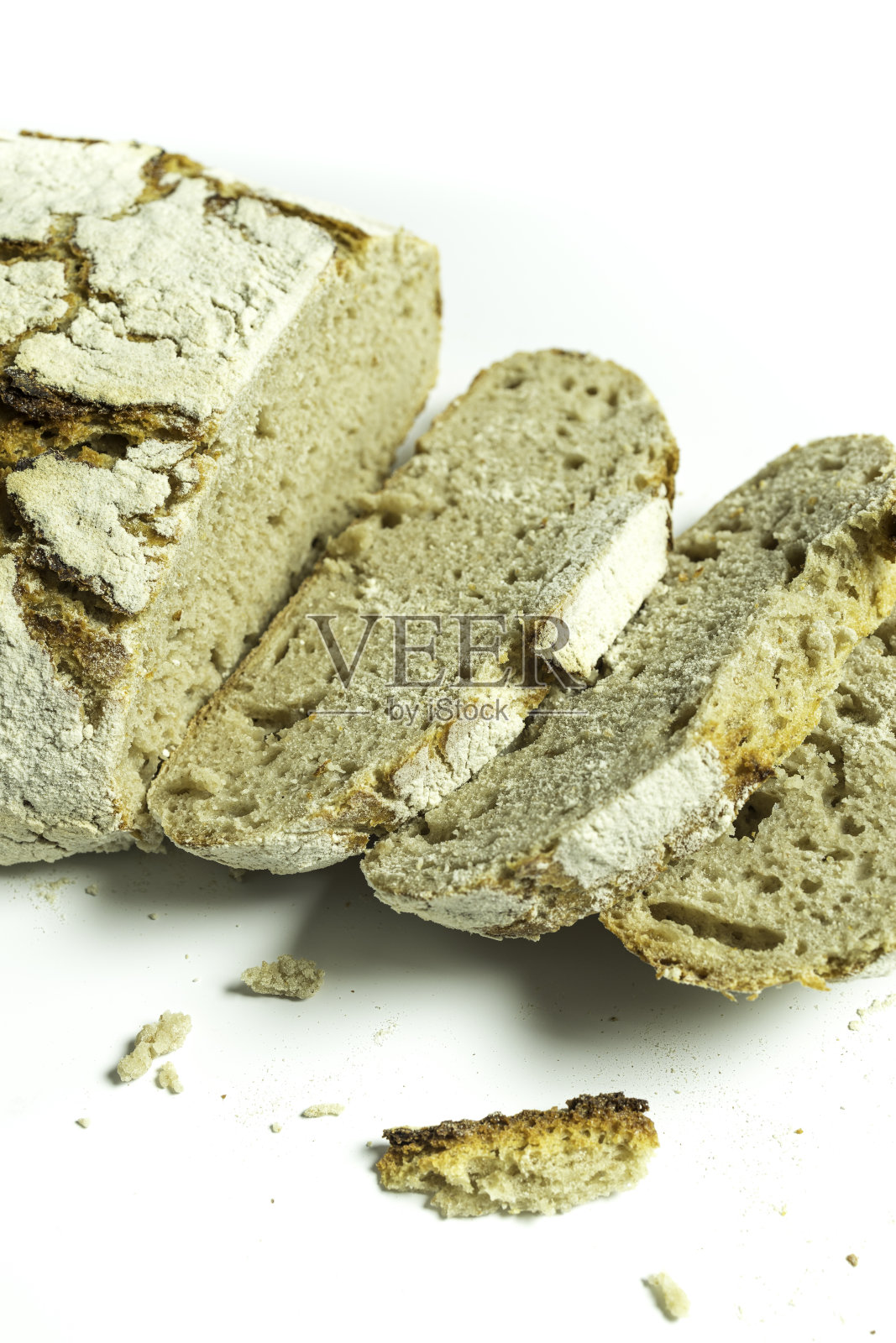 新鲜烘烤的自制“乡村风格”黑麦面包和一些薄片照片摄影图片
