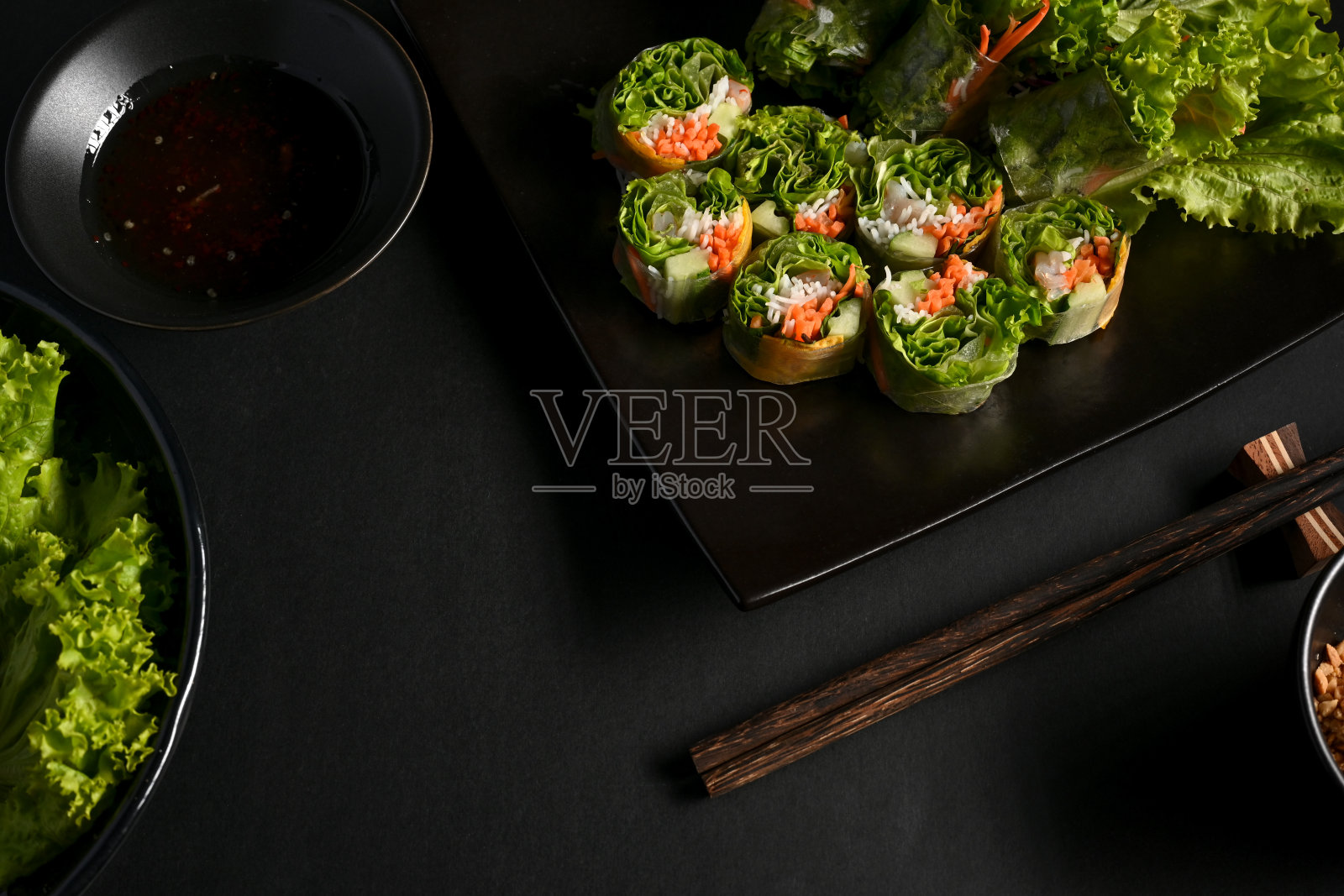 越南春卷蘸酱和蔬菜在餐桌上照片摄影图片