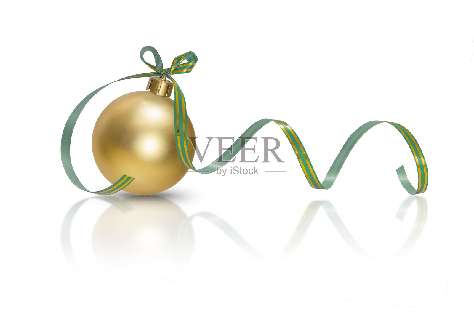 金色圣诞装饰品与弓与反射孤立在白色照片摄影图片