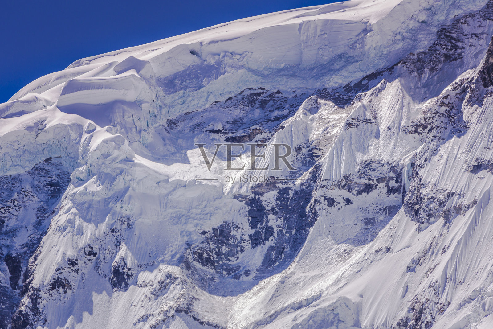 引人注目的山峰和冰川细节-白雪皑皑的布兰卡山脉-安第斯，秘鲁照片摄影图片