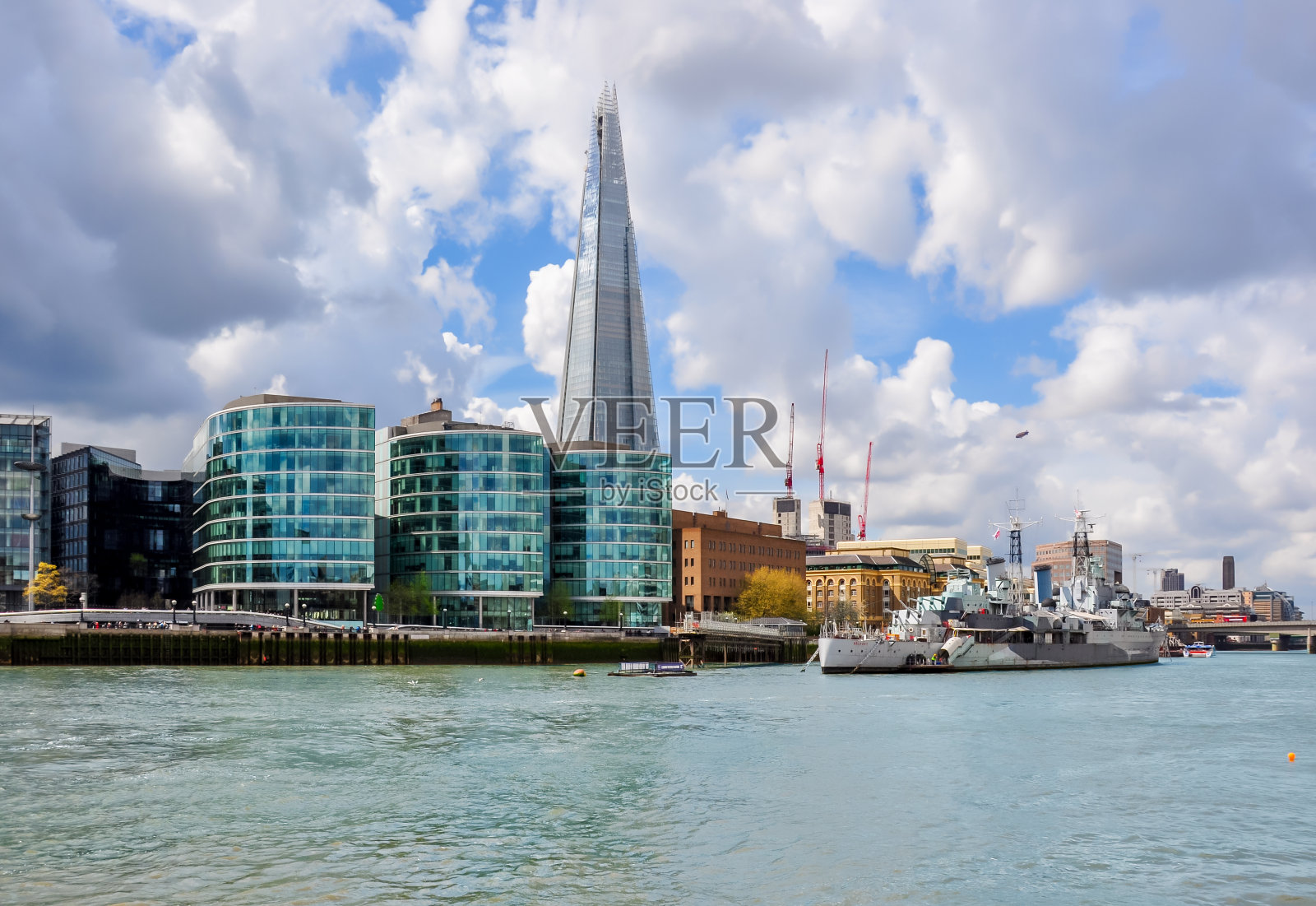 英国伦敦泰晤士河上的碎片大厦和贝尔法斯特战舰照片摄影图片