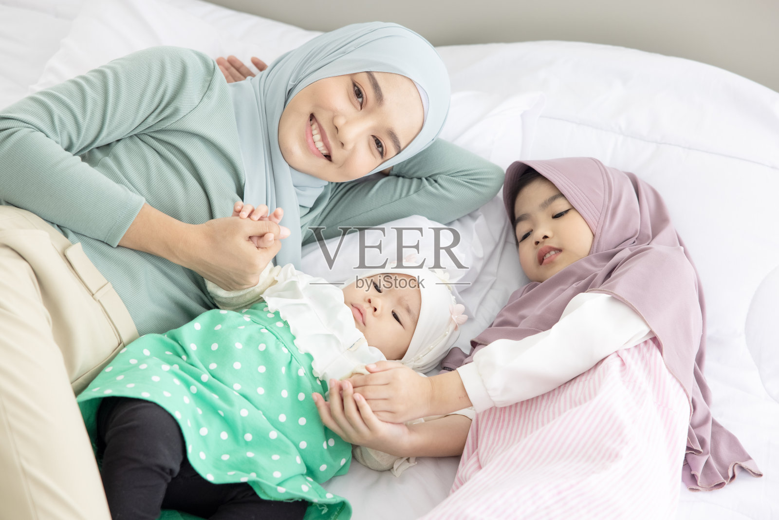 婴儿和母亲在床上，幸福的家庭照片摄影图片