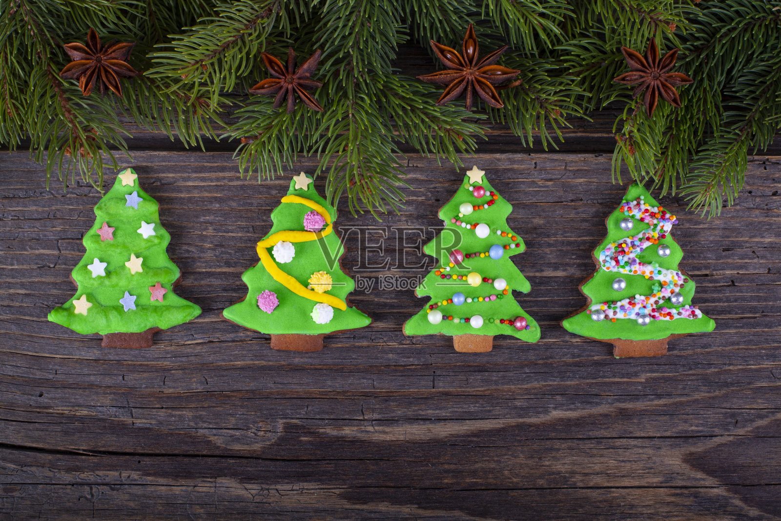 圣诞姜饼树饼干和质朴木头上的火树照片摄影图片