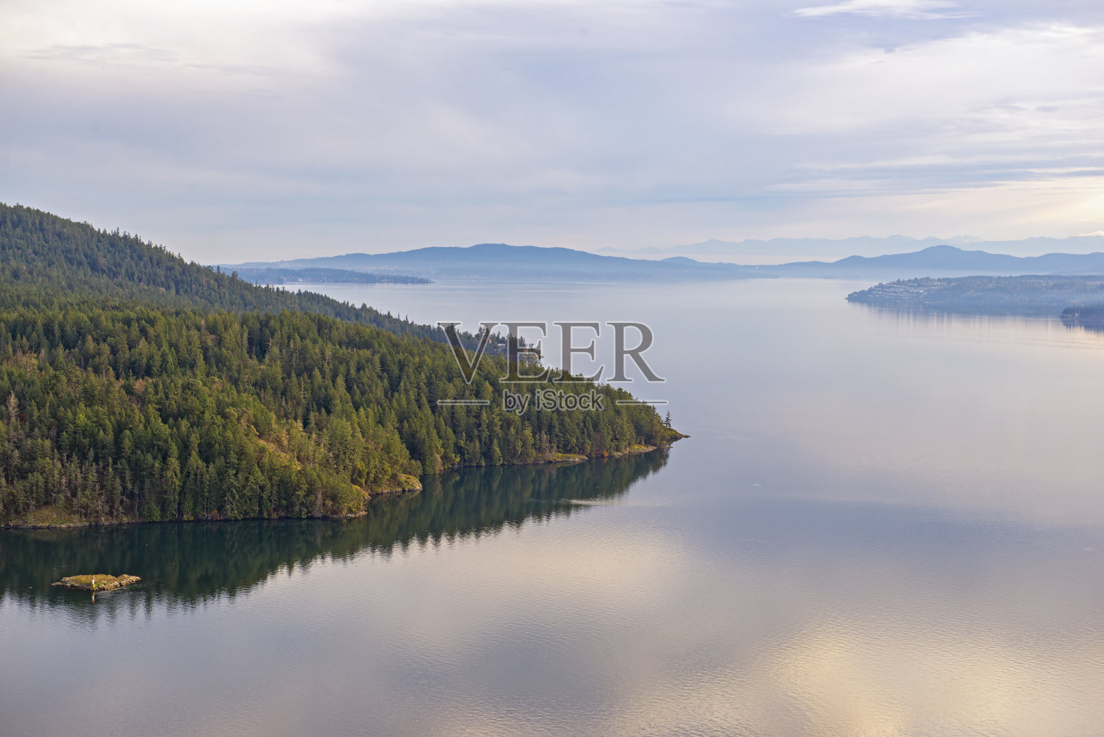 宁静的海洋景观从枫树湾在温哥华岛，加拿大照片摄影图片