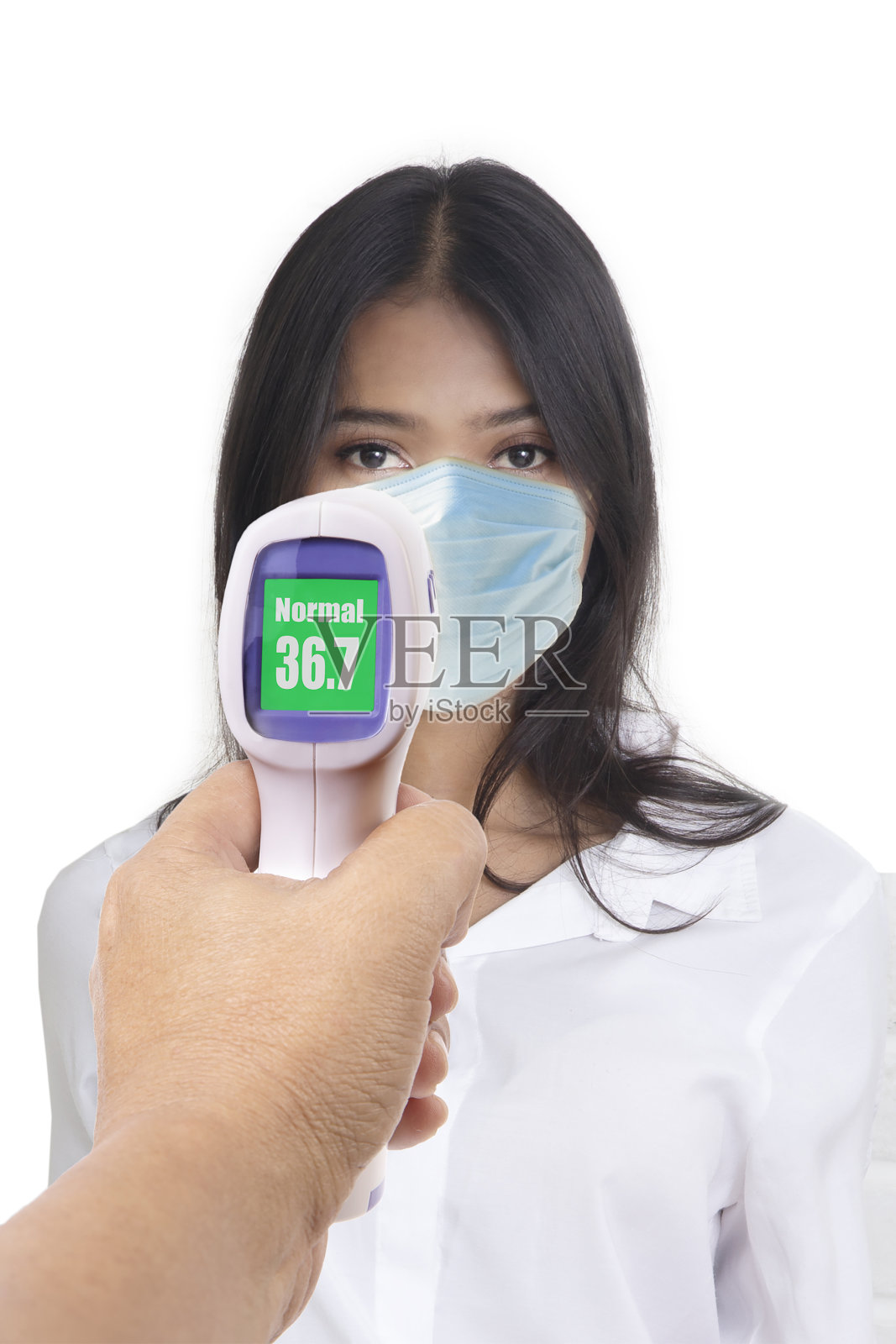 正面照片的女人正在测量体温与电子手持式体温计。照片摄影图片
