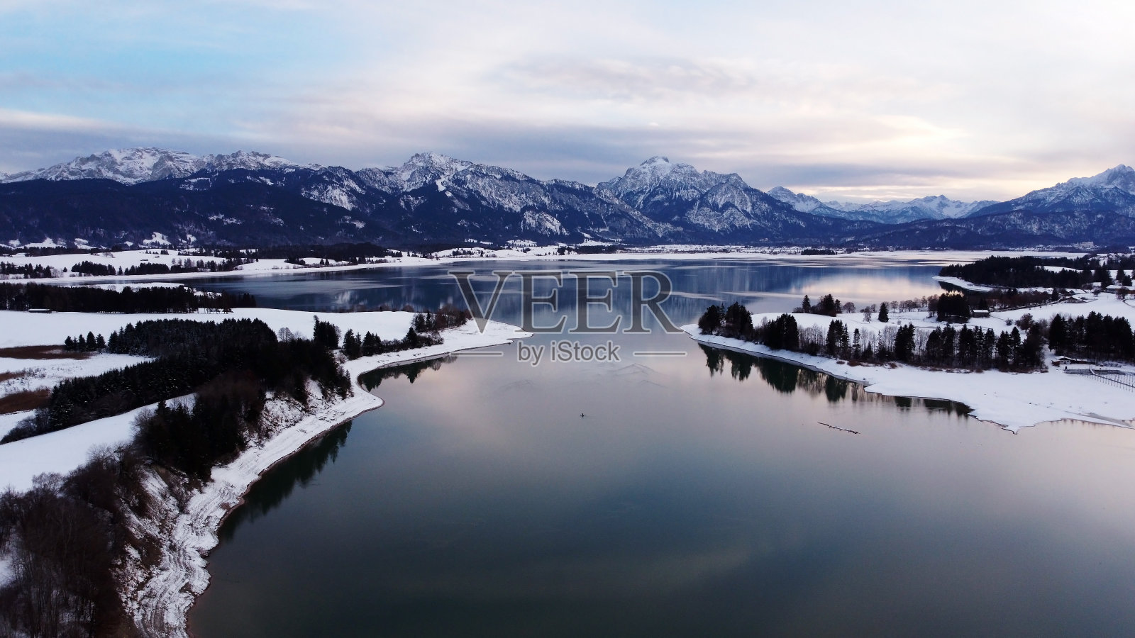 无人机拍摄的巴伐利亚的福根瑟湖在冬天的蓝色小时照片摄影图片
