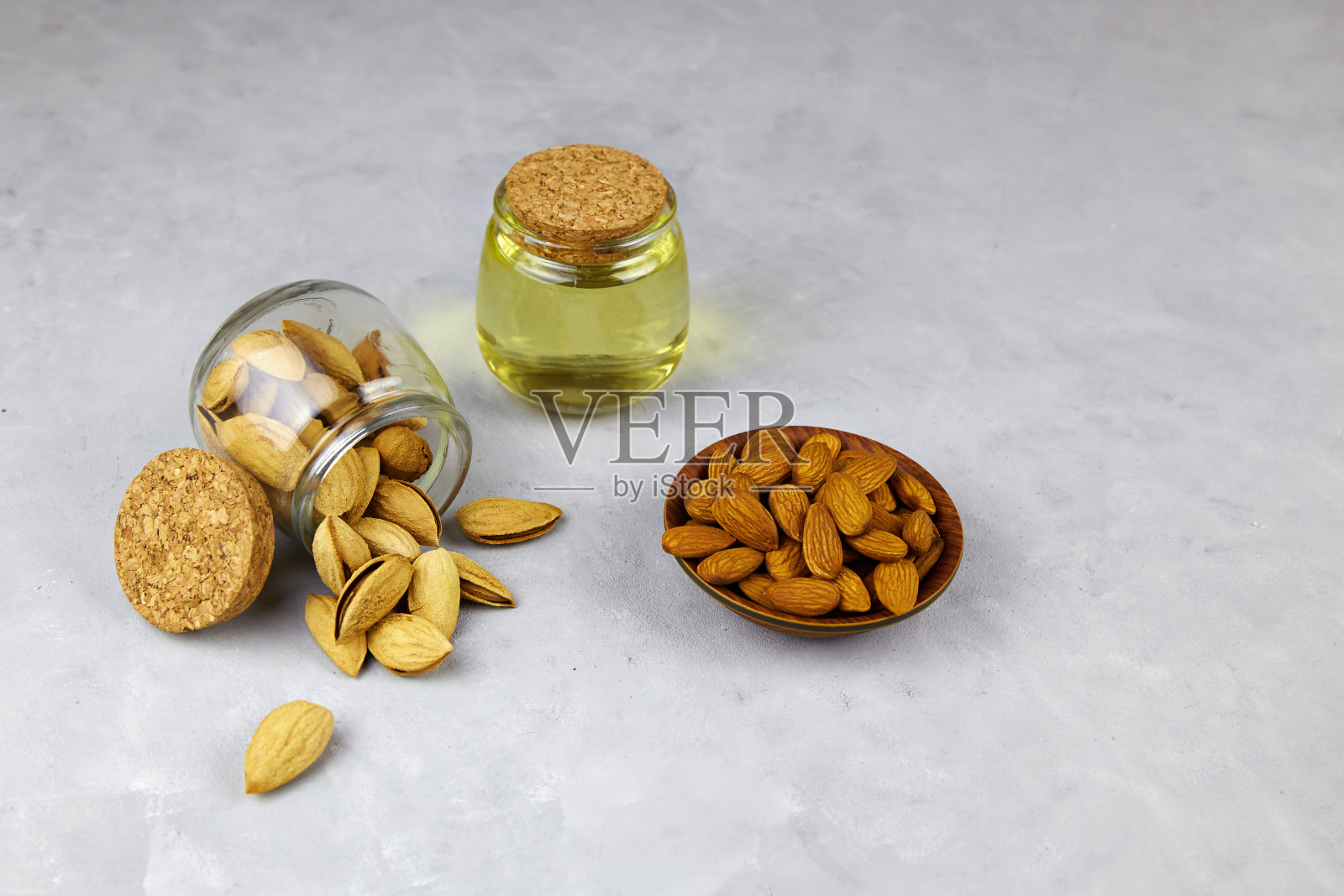 杏仁油和杏仁坚果。素食者脂肪。照片摄影图片