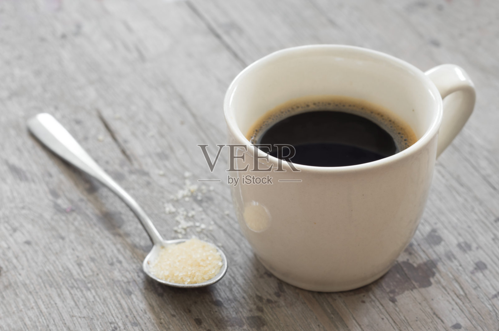 咖啡杯，金属勺上放糖。照片摄影图片