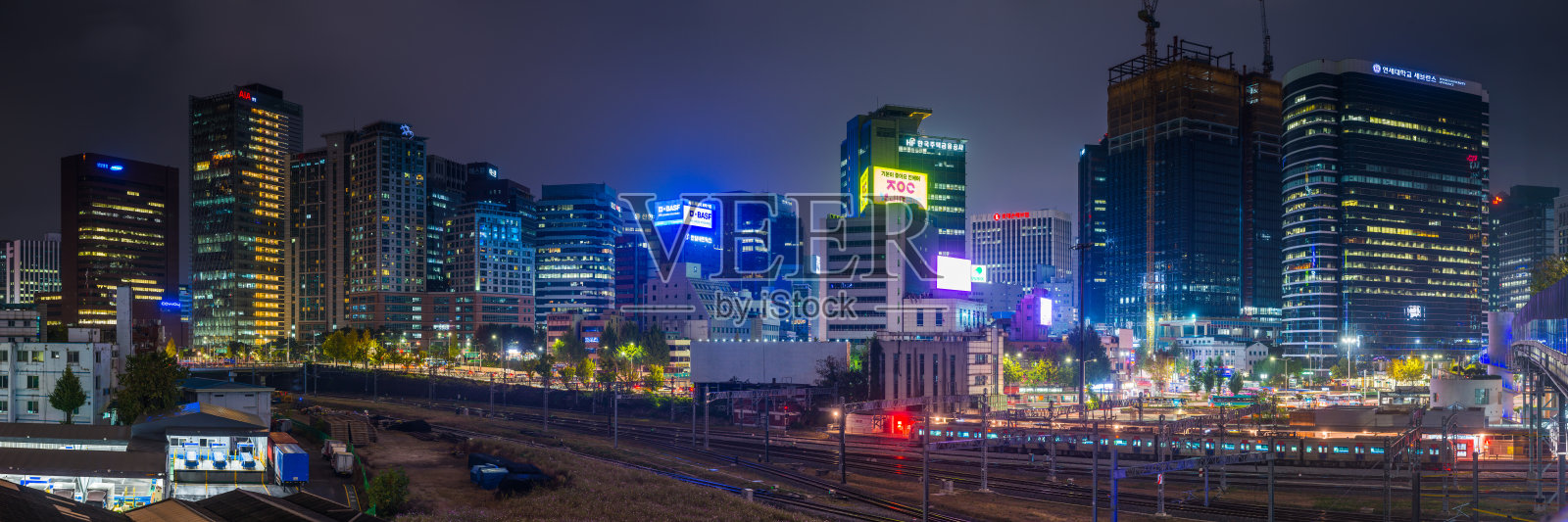 未来的霓虹灯夜景，闪闪发光的摩天大楼，火车全景韩国首尔照片摄影图片