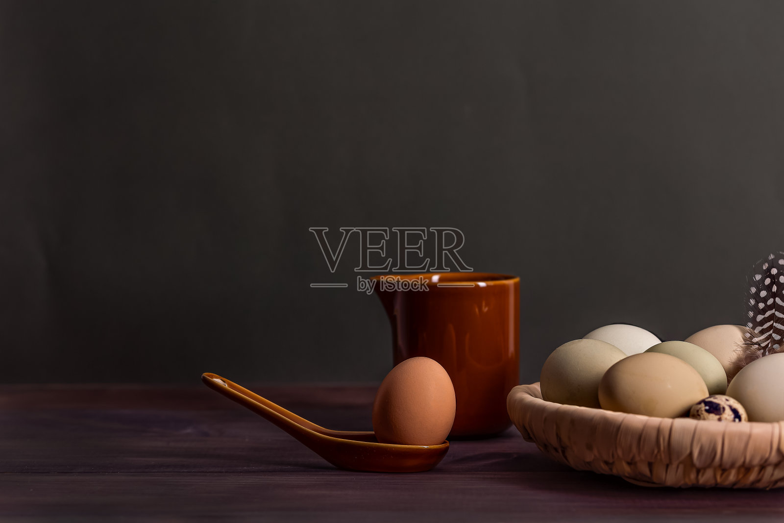 复活节的照片的概念。鸡蛋，勺子和大壶。低调。自由空间照片摄影图片