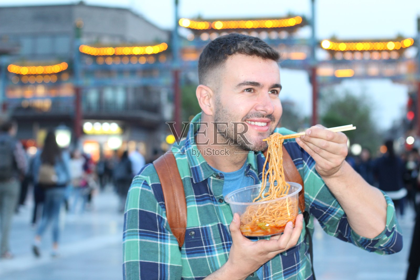 喜欢亚洲街头小吃的男人照片摄影图片