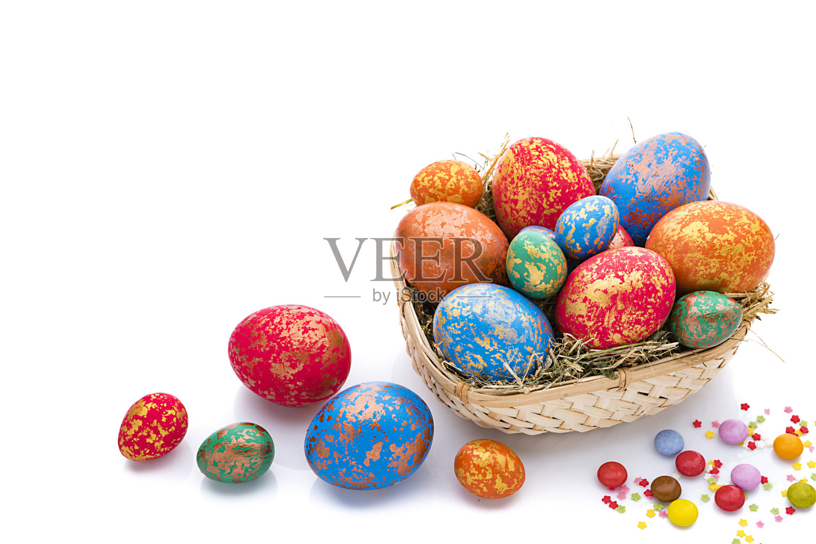 彩色的复活节彩蛋在一个篮子孤立的白色背景。本空间照片摄影图片