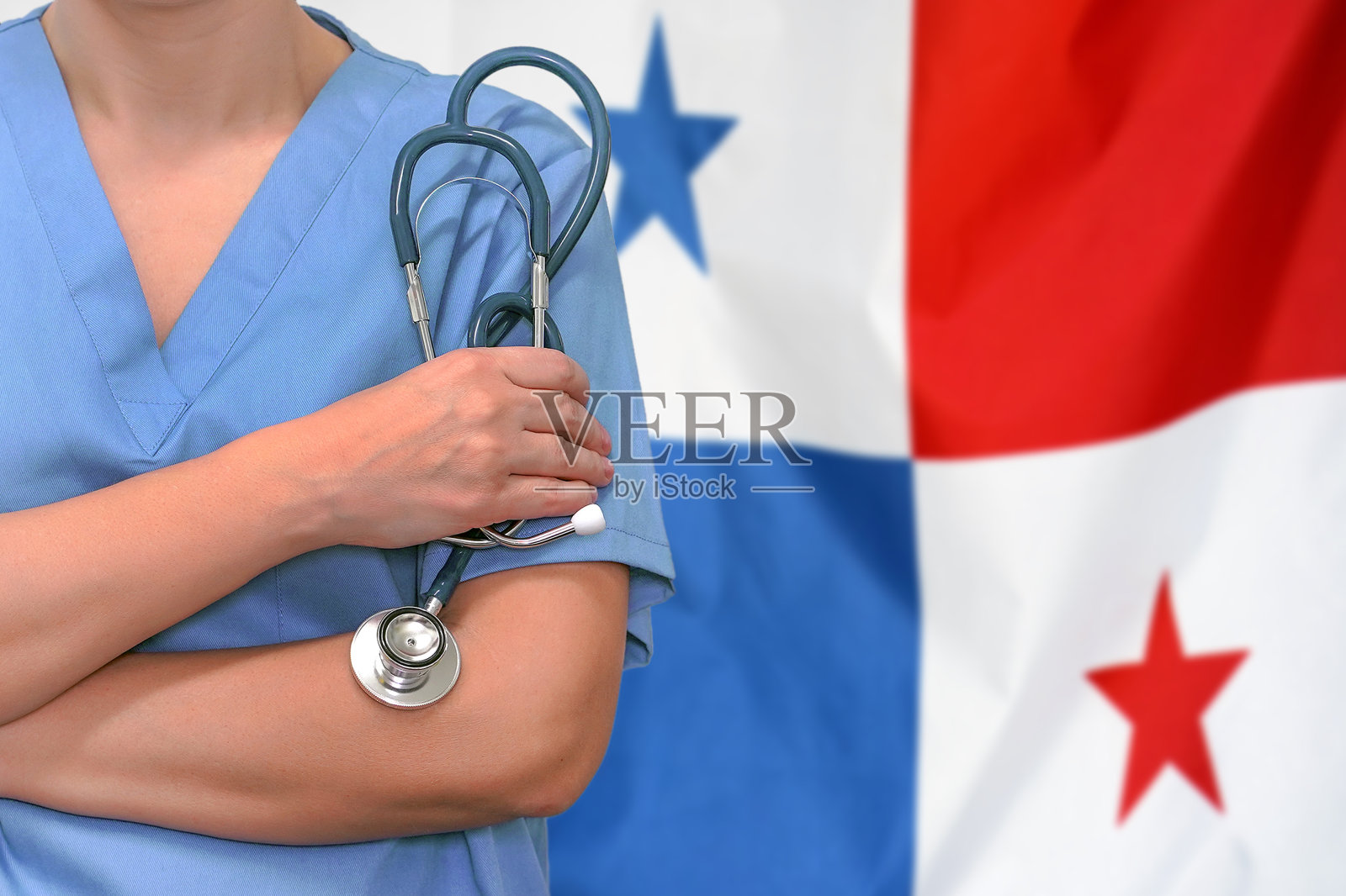 在巴拿马国旗的背景上放着听诊器的女外科医生或医生。巴拿马的保健、外科和医疗概念照片摄影图片