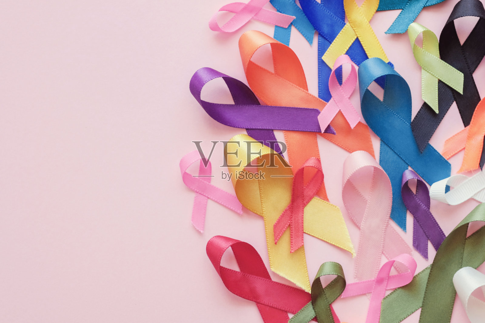 粉红背景的彩带，癌症意识，世界癌症日照片摄影图片