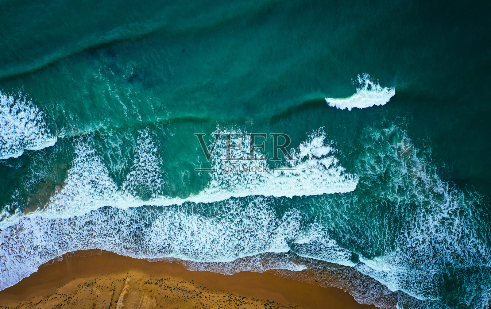 海岸线有大浪，俯瞰，海滩背景。海洋表面的海岸，海草在水面上。照片摄影图片