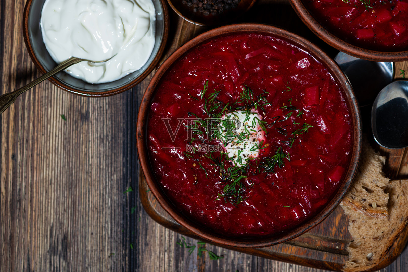 传统的俄罗斯菜罗宋汤配酸奶油和莳萝，木质背景，俯视图照片摄影图片
