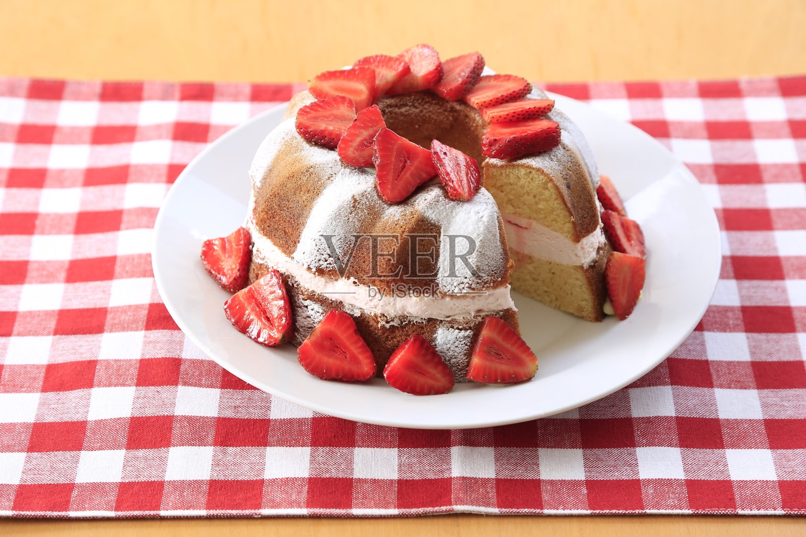 草莓磅蛋糕照片摄影图片