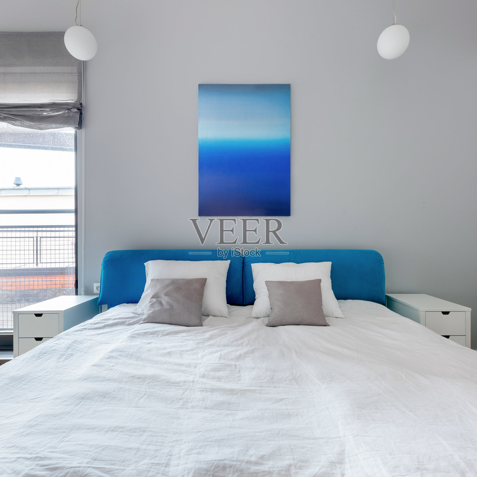 白色、灰色和蓝色的简单卧室照片摄影图片