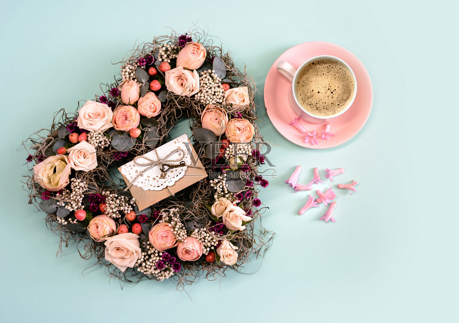 早上喝咖啡的时候送一颗粉色玫瑰心。妇女节的概念，生日，复活节，3月8日，节日，母亲节照片摄影图片