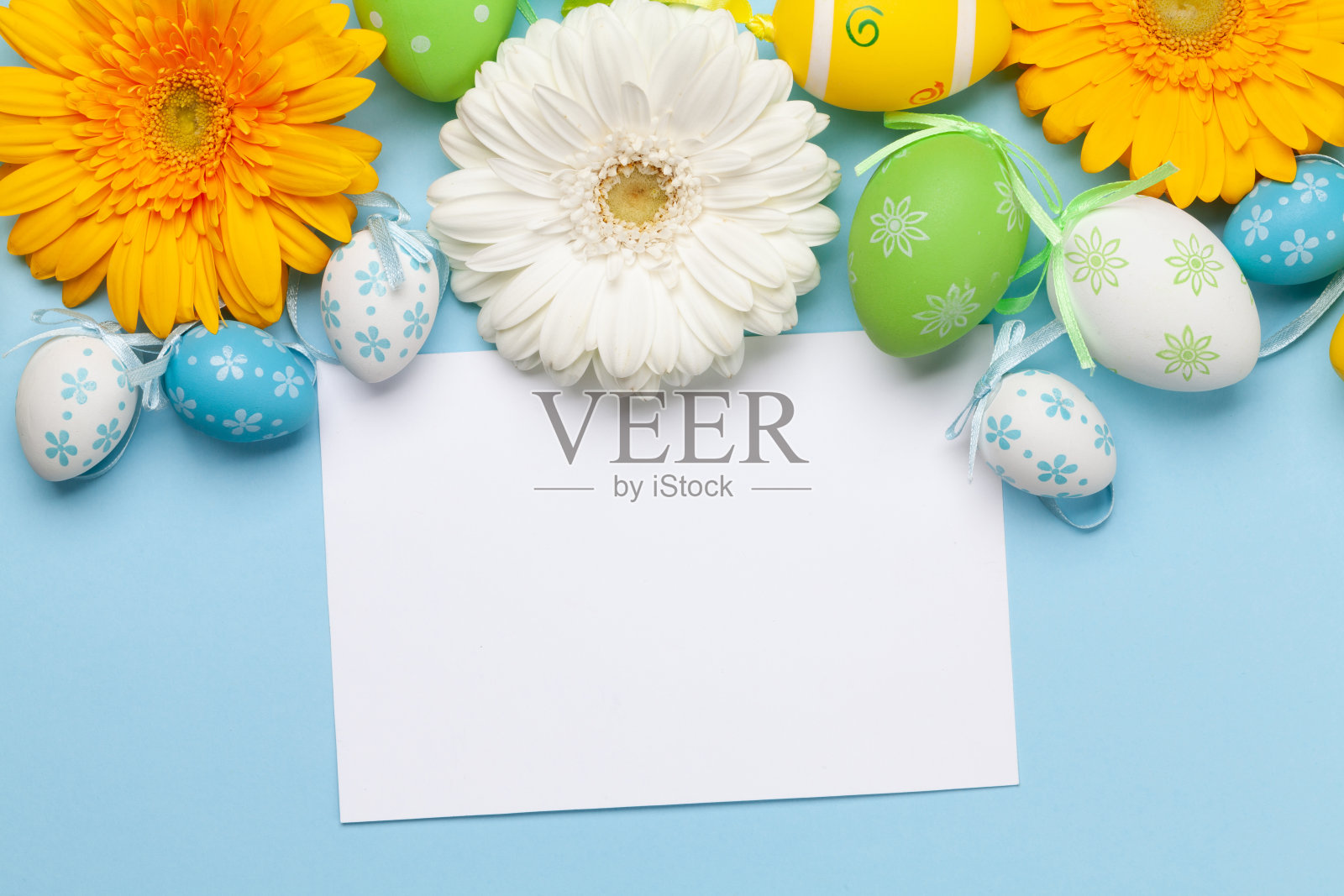 带有鲜花和复活节彩蛋的复活节贺卡照片摄影图片
