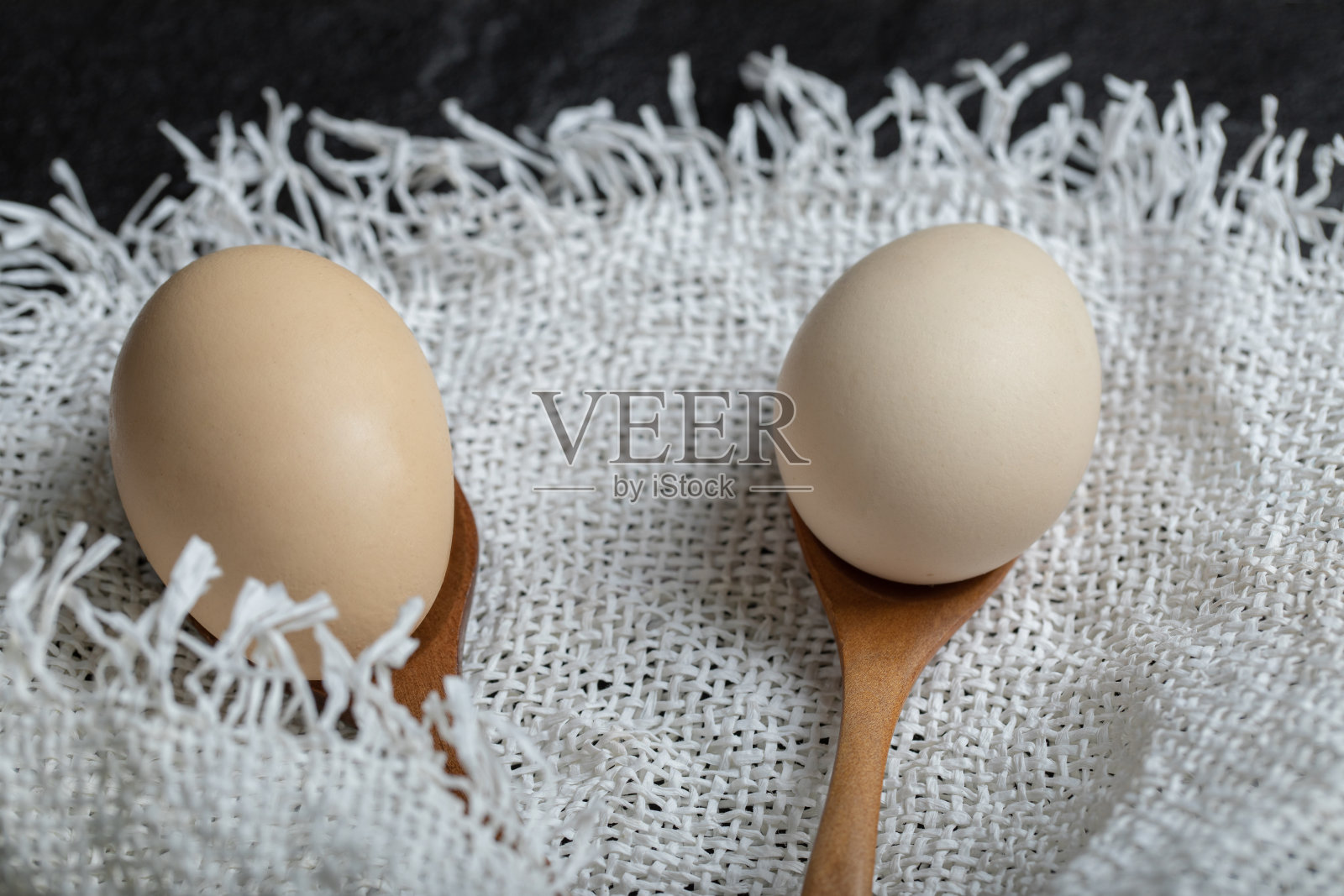 粗麻袋上的鸡蛋用木勺盛着照片摄影图片