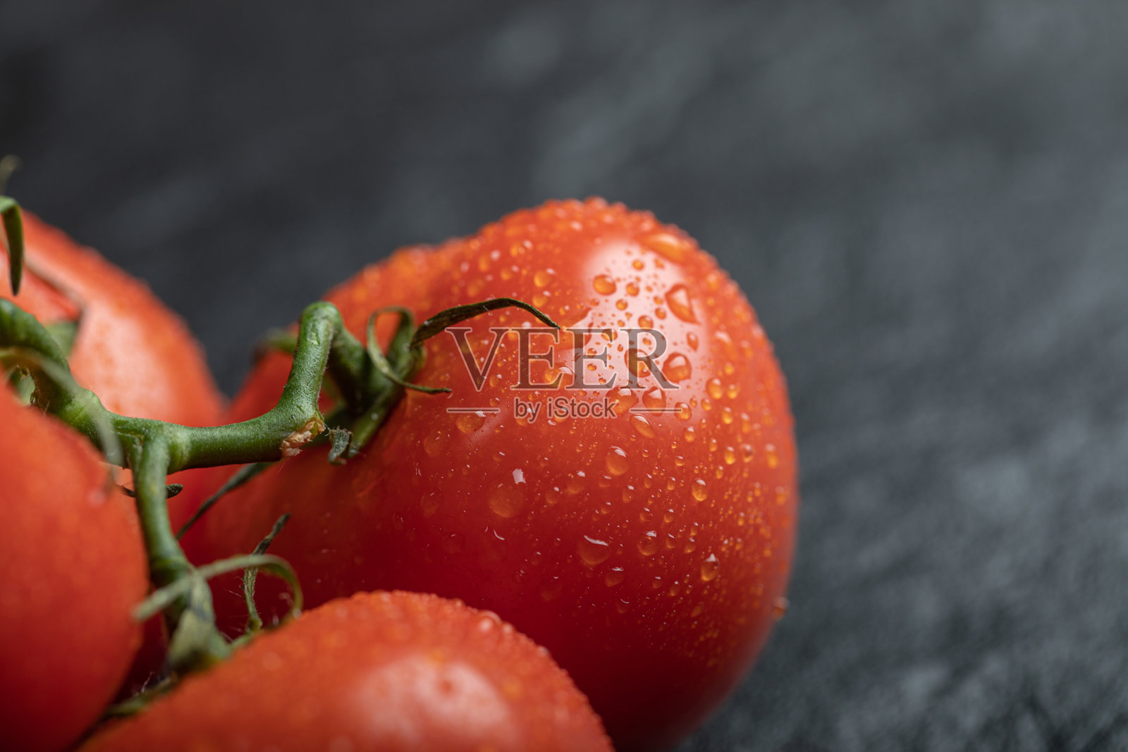 新鲜的红色西红柿在黑暗的背景照片摄影图片