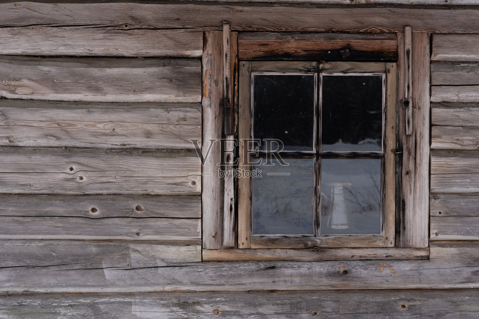 带有小窗户的旧木制建筑的正面照片摄影图片