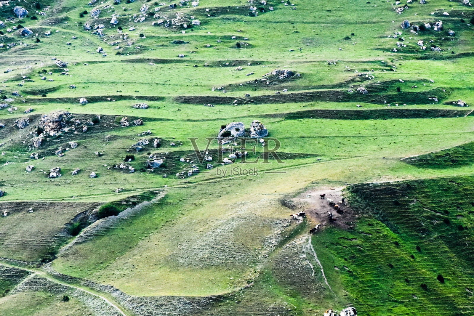北高加索山脉的库尔塔斯基峡谷全景图。北奥塞梯-阿拉尼亚共和国照片摄影图片