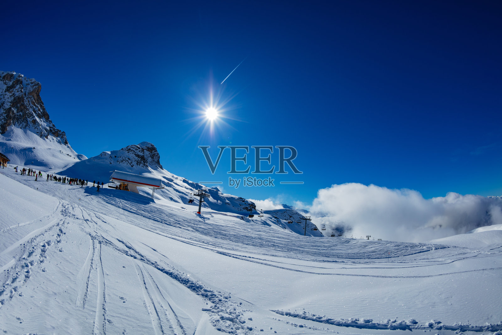 滑雪站在山上的全景在冬天照片摄影图片
