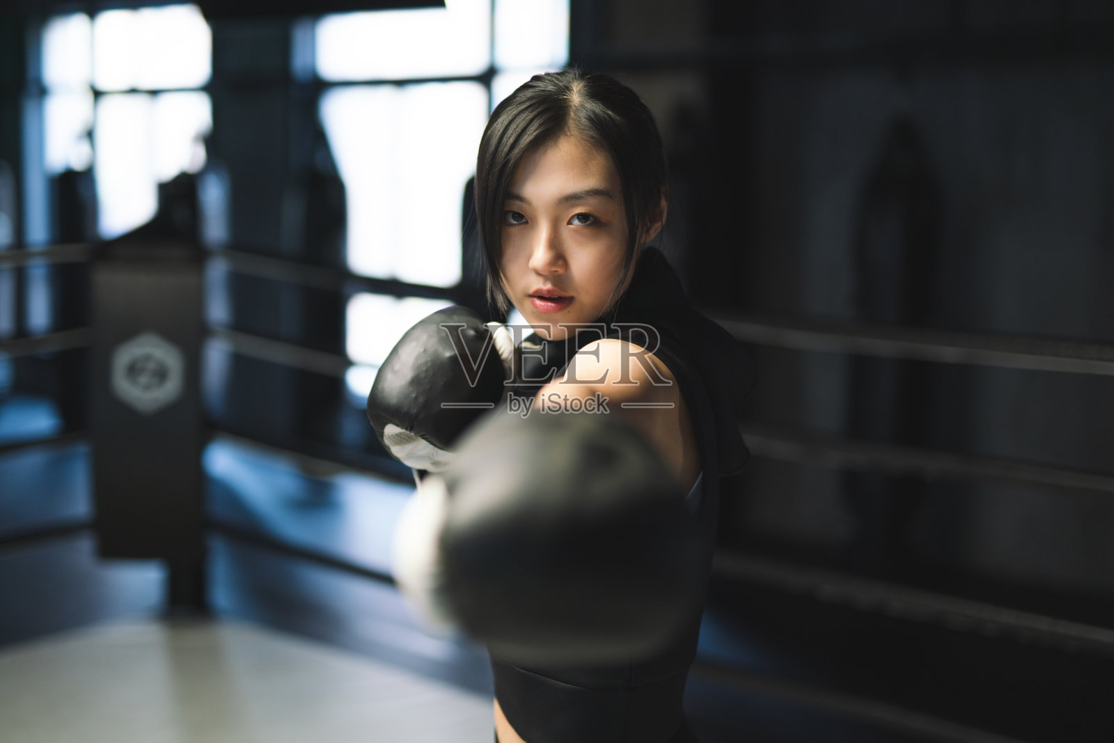 肖像的美丽踢拳击手锻炼在健身房照片摄影图片