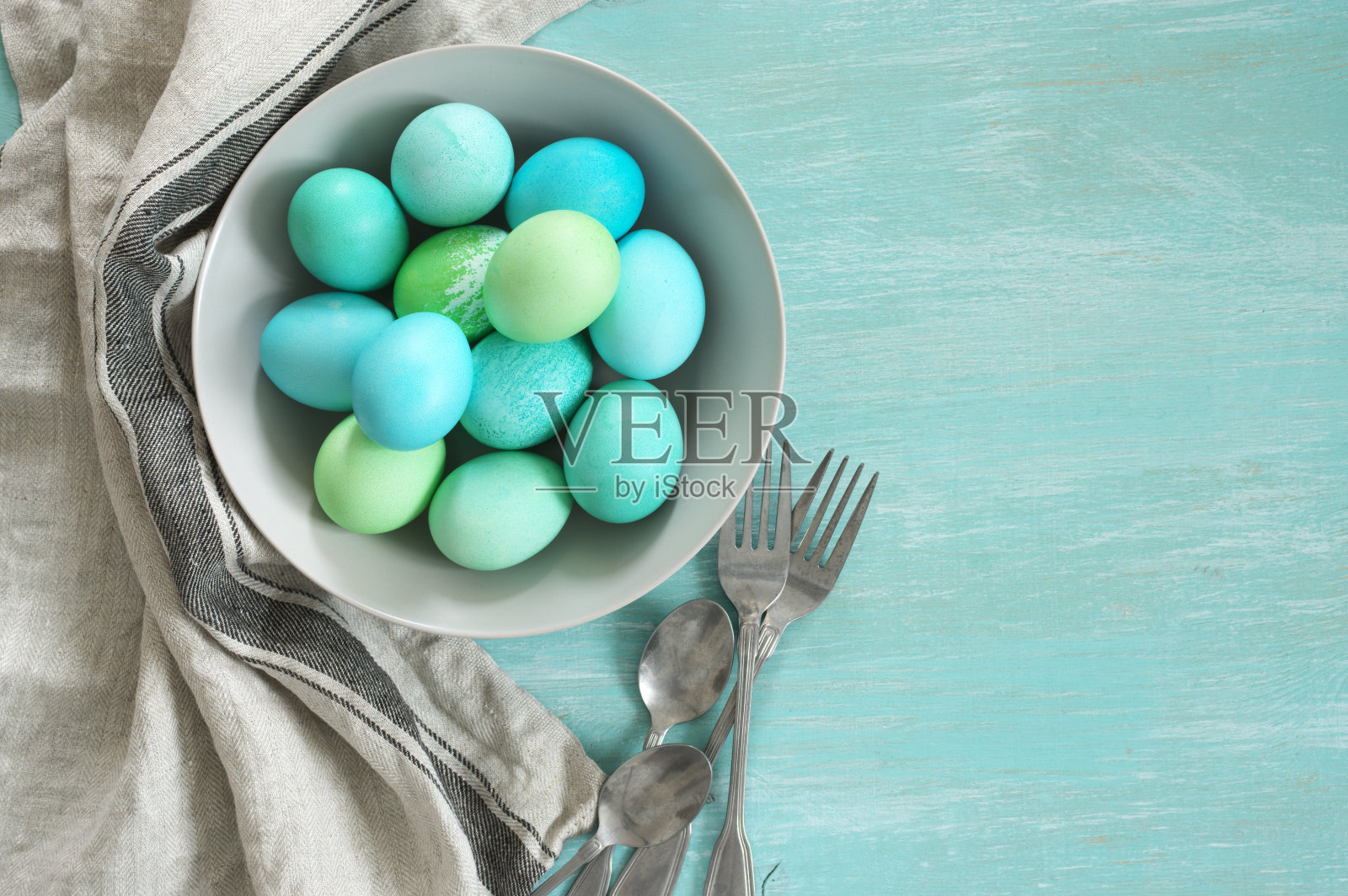 浅蓝色和绿色的复活节彩蛋照片摄影图片