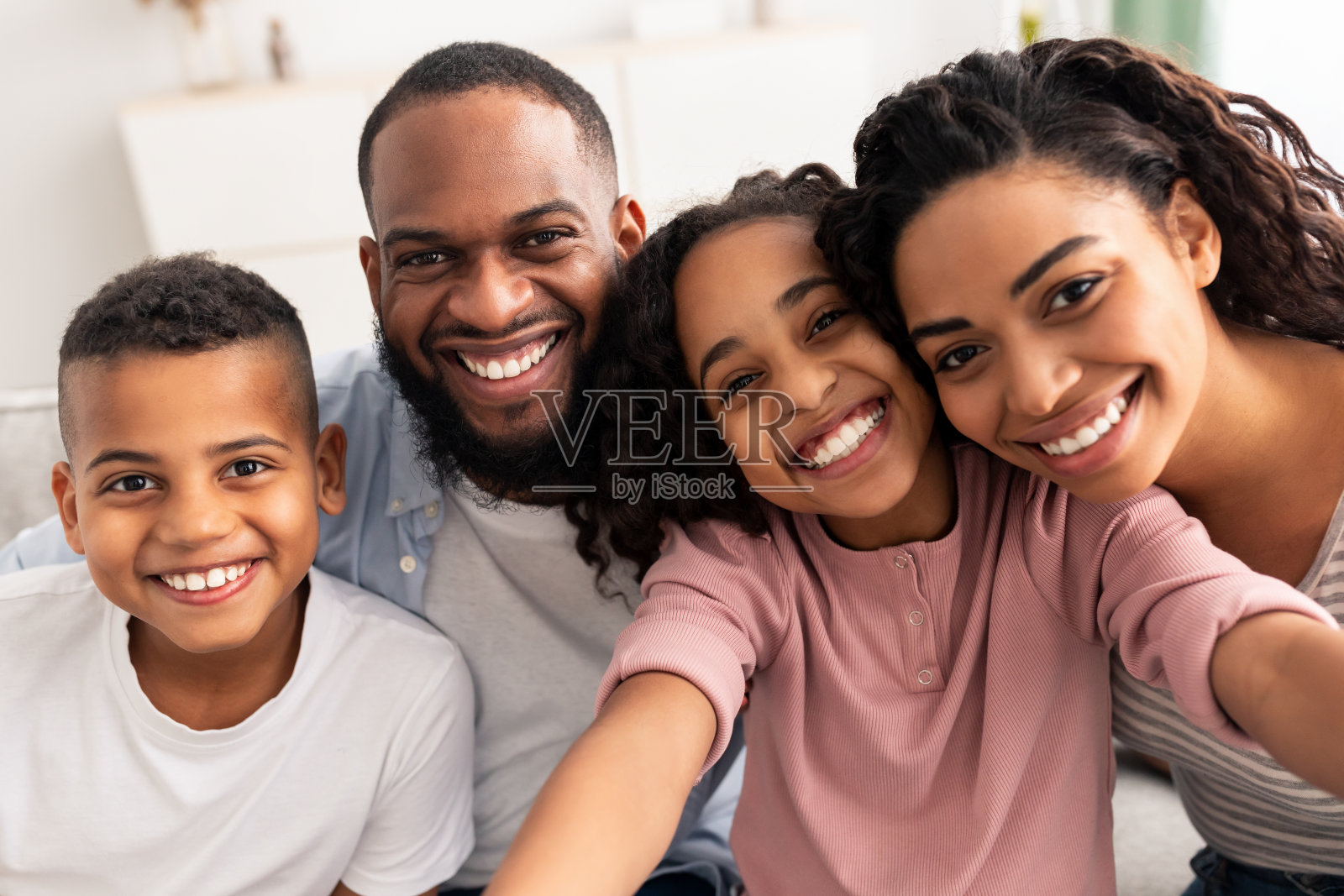 非裔美国家庭在家里一起自拍的照片照片摄影图片