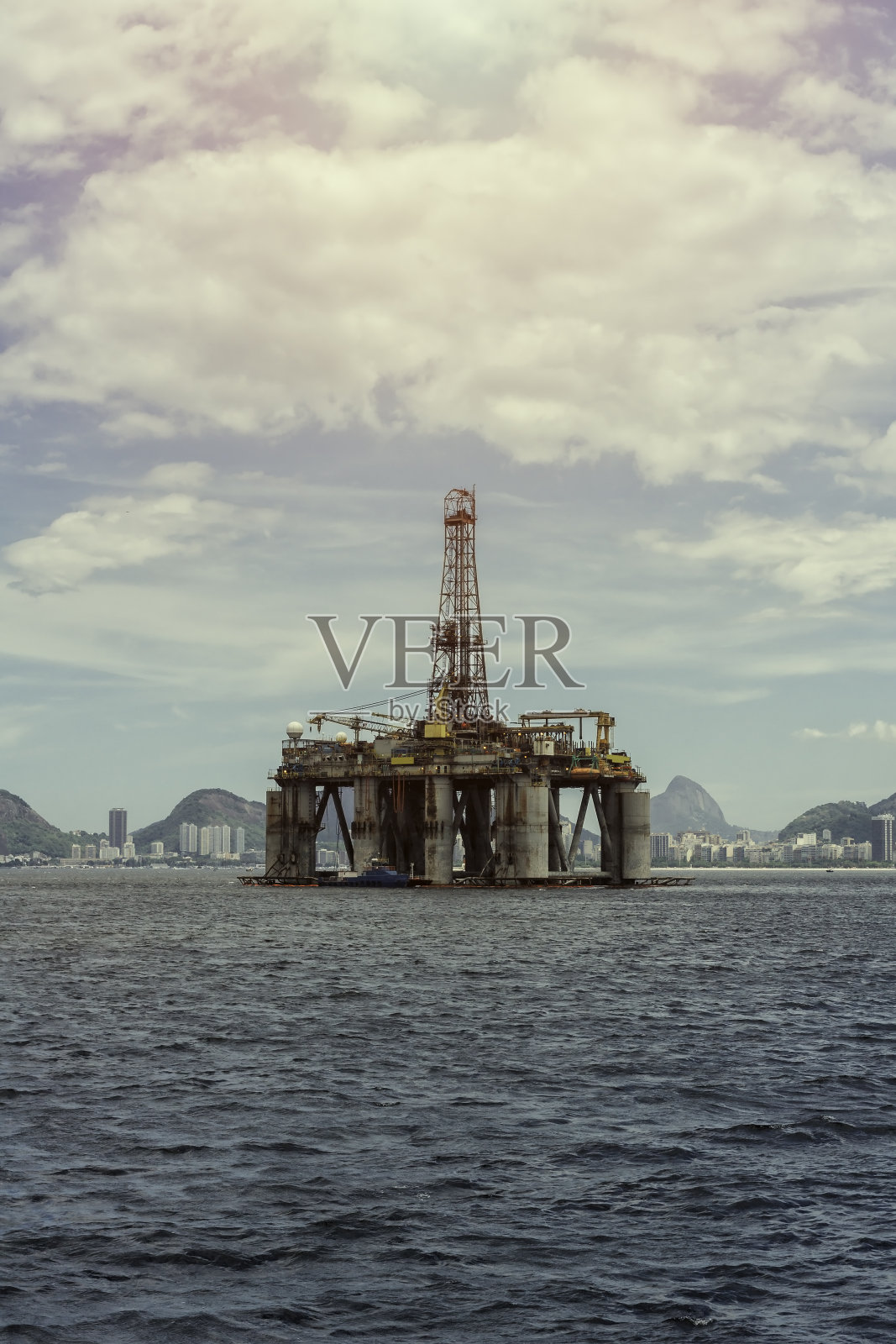 里约热内卢附近海上石油勘探平台照片摄影图片