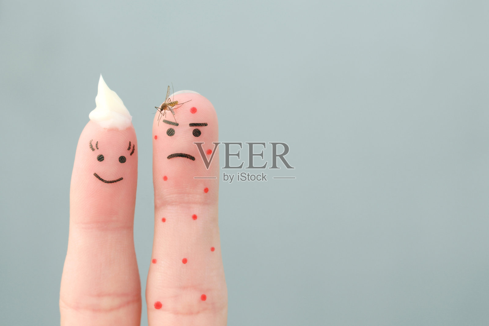 手指是情侣的艺术。男人被蚊子咬，女人涂上防护霜的概念。照片摄影图片