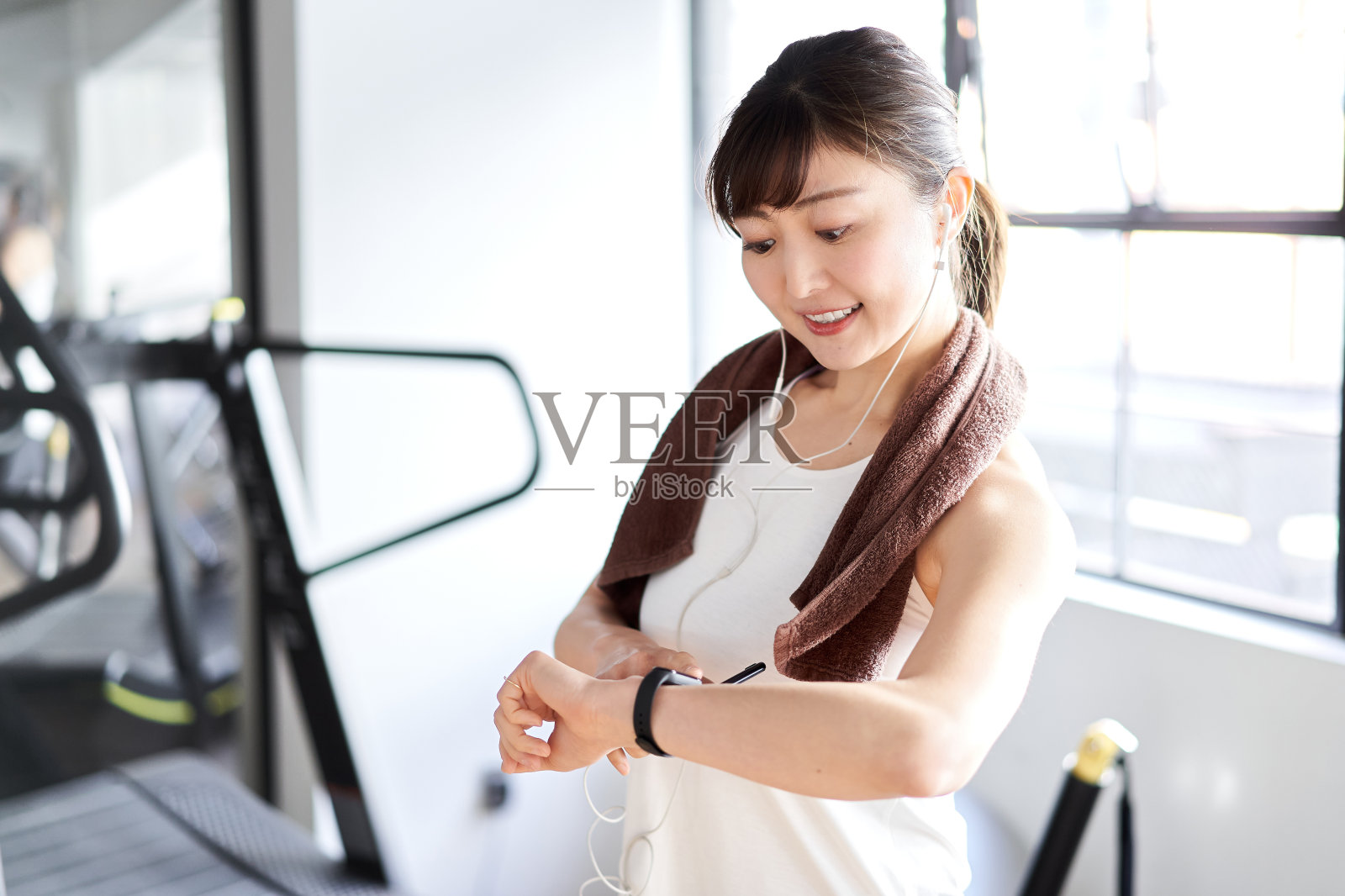 亚洲女性在健身房里测量时间照片摄影图片