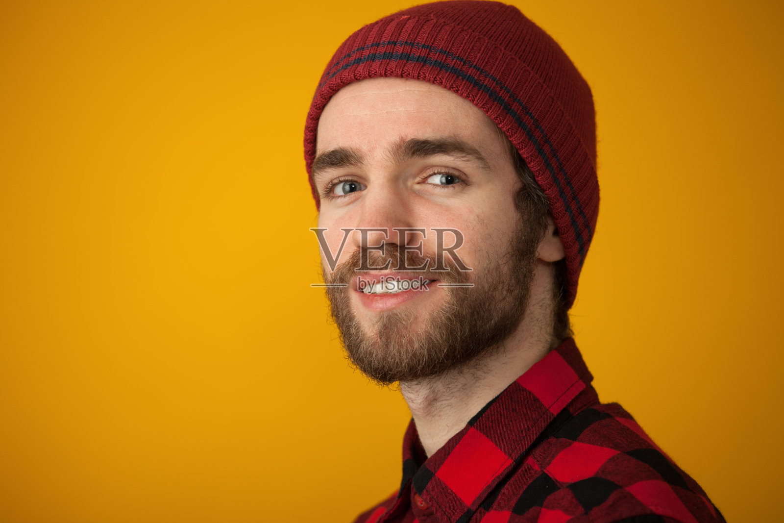 一个25岁大胡子男人的工作室肖像照片摄影图片