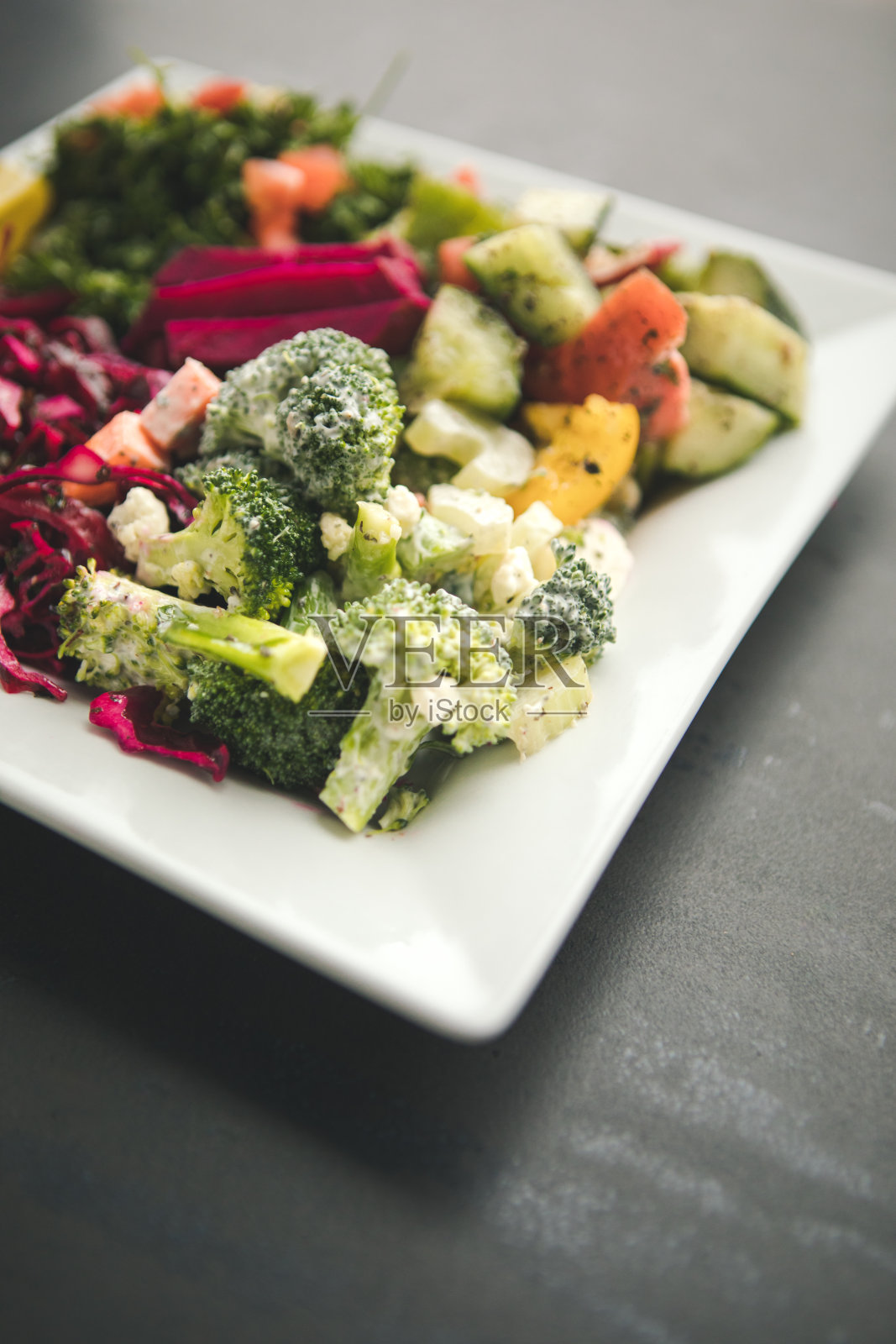 健康午餐，各种各样的彩色生和素食沙拉照片摄影图片