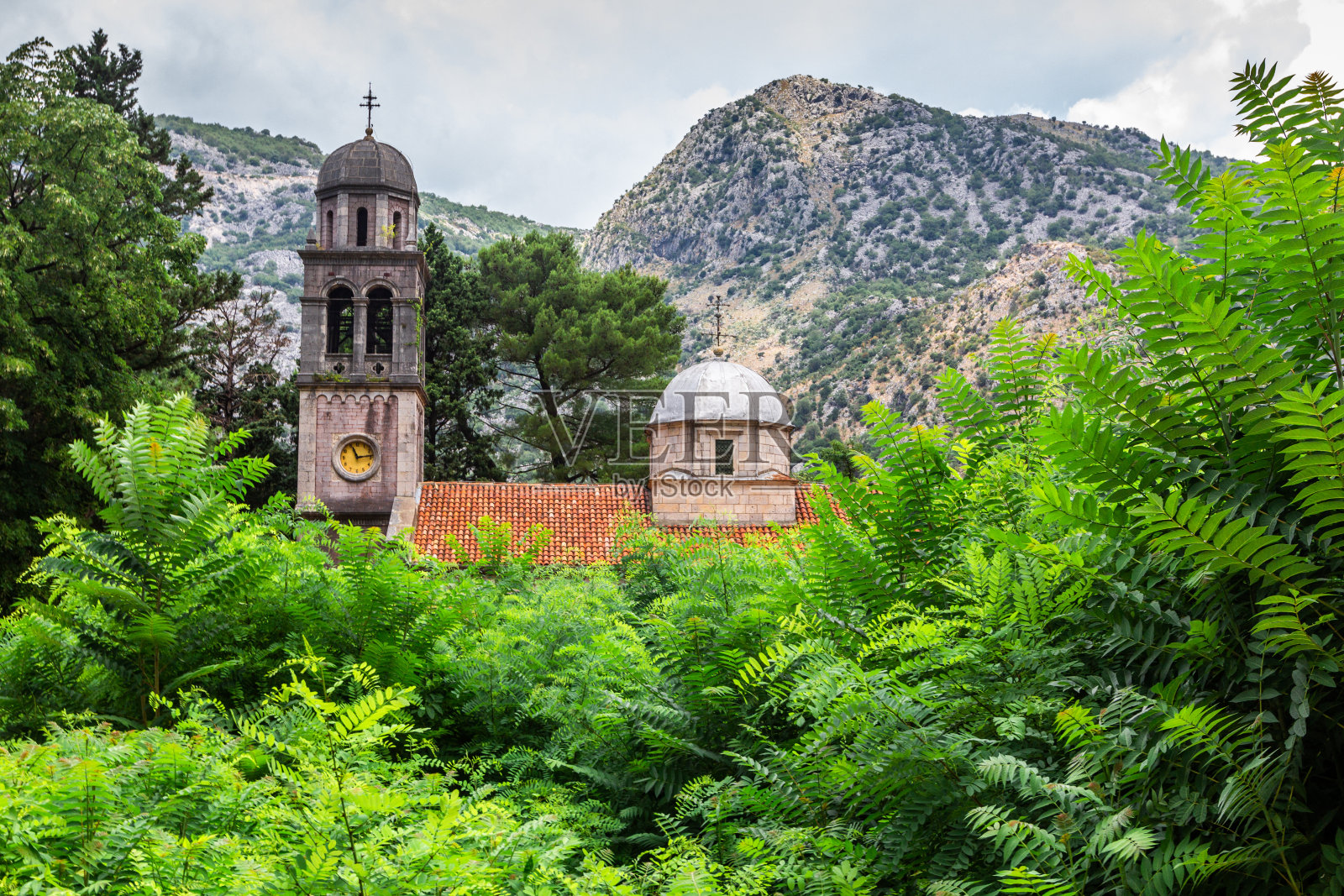 黑山博卡科托尔湾Risana附近的山区，古老的石头教堂，红瓦屋顶照片摄影图片