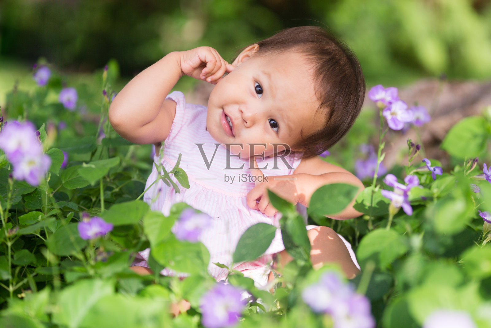 可爱的漂亮的肖像调皮快乐的小女孩在花园。照片摄影图片