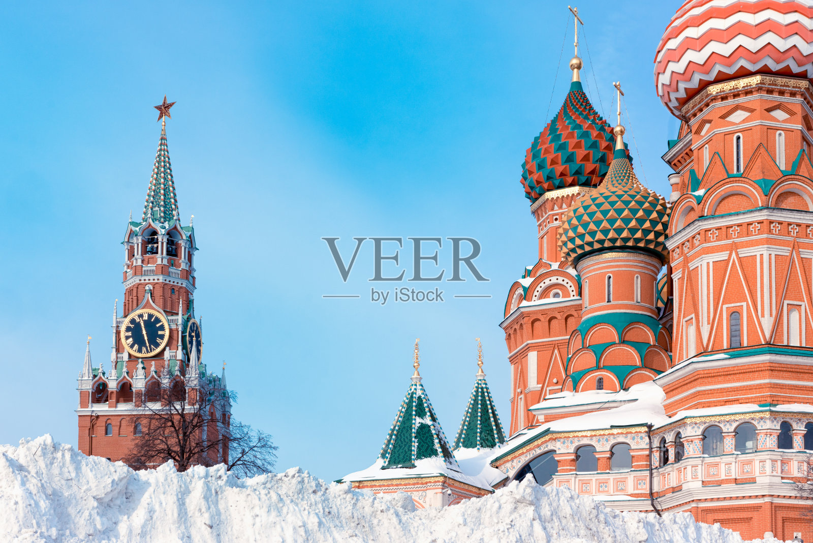 冬季，俄罗斯莫斯科，圣巴西尔大教堂和斯帕斯卡塔附近的雪堆。照片摄影图片
